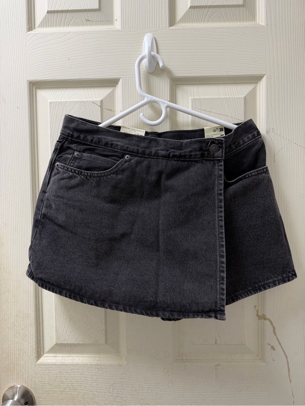 💙 Levi’s Black Denim Wrap Skort - Picture 2 of 4